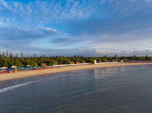 Vista de drone da Praia de Tourinhos - Polo Costa das Dunas