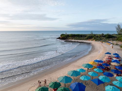 Vista de drone da Praia de Tourinhos - Polo Costa das Dunas