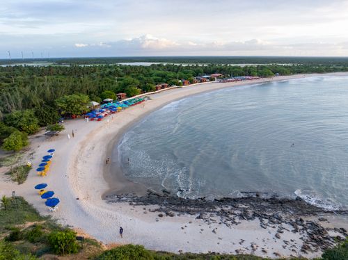Vista de drone da Praia de Tourinhos - Polo Costa das Dunas