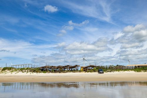 Vila de pescadores na Praia dos Morros dos Martins - ao fundo parque eólico - Polo Costa das Dunas 