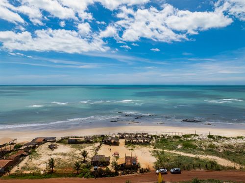 Vista de drone de quiósques na Praia dos Morros dos Martins - Polo Costa das Dunas