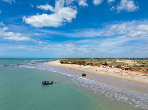 Vila de pescadores na Praia dos Morros dos Martins - ao fundo parque eólico - Polo Costa das Dunas 
