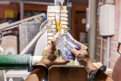 Artesão realiza lapidação decorativa de copo de cristal - processo artesanal - fábrica de cristal