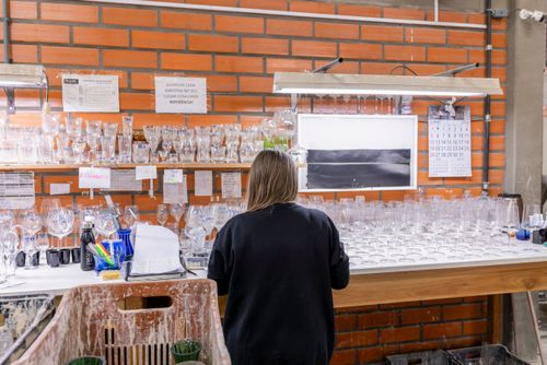 Profissional realiza o controle de qualidade de taças de cristal - fábrica de cristal artesanal - USO APENAS