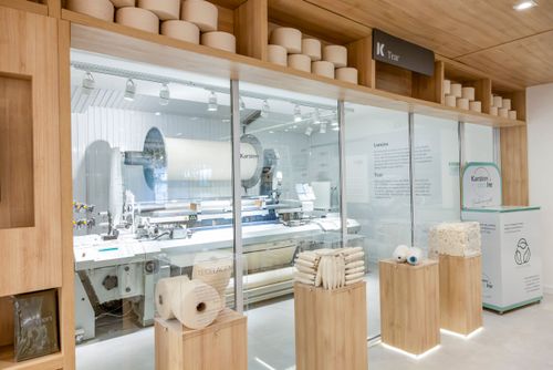 Antigo tear movido a energia hidráulica em exposição na loja de indústria têxtil