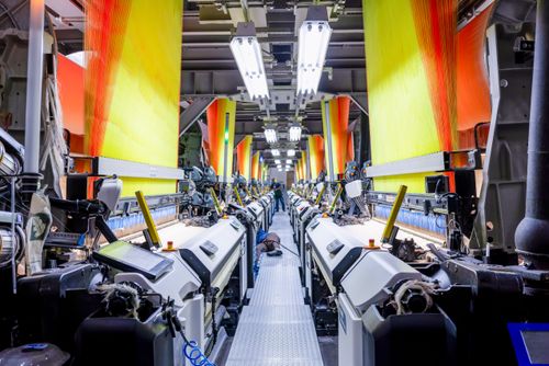 Setor de tecelagem de indústria têxtil - teares industriais