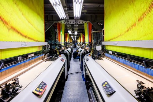 Setor de tecelagem de indústria têxtil - teares industriais