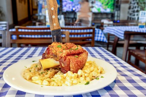 Joelho de porco e Spätzle - massa com ovos , farinha e sal - prato típico da culinária alemã