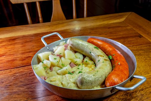 Prato típico da culinária alemã - batatas , salsichas branca e vermelha - servido em restaurante alemão