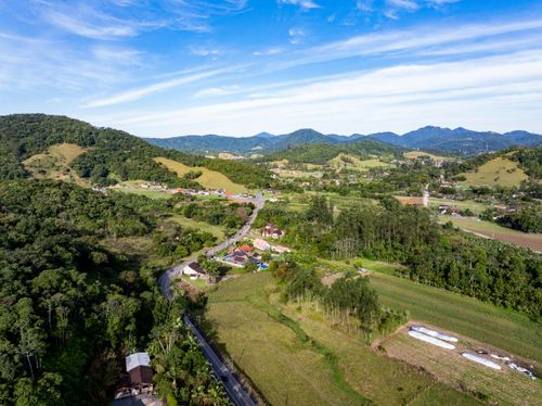 Vista de drone de propriedades rurais da Rota do Enxaimel