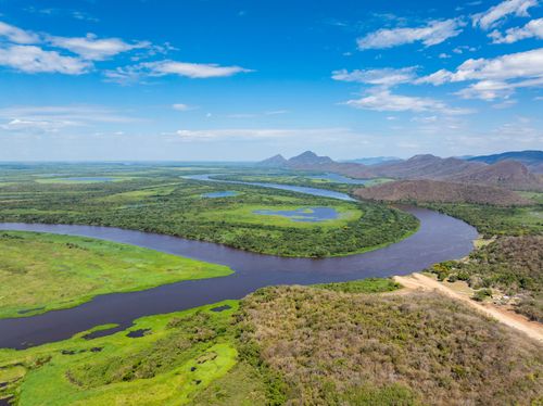 Vista de drone do Rio Paraguai e áreas alagadas e Serra do Amolar ao fundo - sub-região Pantanal do Paraguai