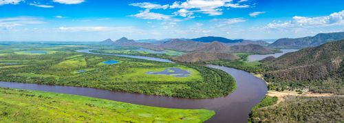 Vista panorâmica de drone do Rio Paraguai e áreas alagadas e Serra do Amolar ao fundo - sub-região Pantanal
