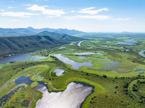 Vista de drone do Rio Paraguai - áreas alagadas e Serra do Amolar ao fundo - sub-região Pantanal do Paraguai