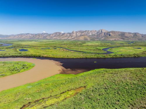 Vista de drone do encontro das águas do Rio São Lourenço à esquerda e Rio Paraguai - à direita na Serra d