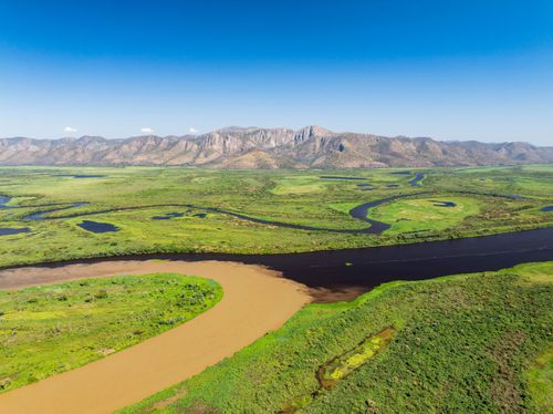 Vista de drone do encontro das águas do Rio São Lourenço à esquerda e Rio Paraguai - à direita na Serra d