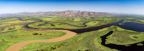 Vista panorâmica de drone do encontro das águas do Rio São Lourenço à esquerda e Rio Paraguai - à direit
