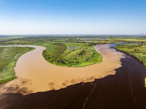 Vista de drone do encontro das águas do Rio São Lourenço à esquerda e Rio Paraguai - à direita na Serra d