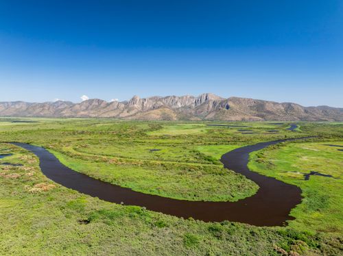 Vista de drone do Rio Paraguai - Serra do Amolar ao fundo - sub-região Pantanal do Paraguai - Pantanal Sul