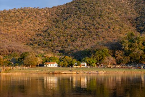 Moradias na margem do Rio Paraguai na Serra do Amolar - sub-região Pantanal do Paraguai - Pantanal Sul