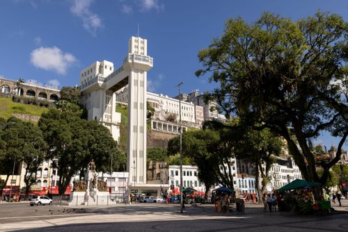Praça Maria Felipa com monumento ao Visconde de Cairu - Elevador Lacerda transporte entre Cidade Baixa e Cida