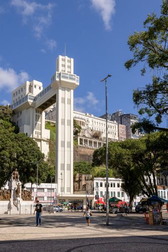 Praça Maria Felipa com monumento ao Visconde de Cairu - Elevador Lacerda transporte entre Cidade Baixa e Cida