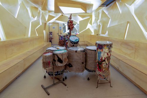 Vista interna da sala de percussão e estúdio de gravação do museu Cidade da Música da Bahia