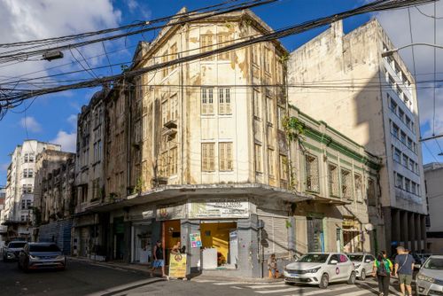 Prédio histórico na esquina entre a Rua da Ajuda e a Rua das Vassouras - comércio e serviços no térreo - 