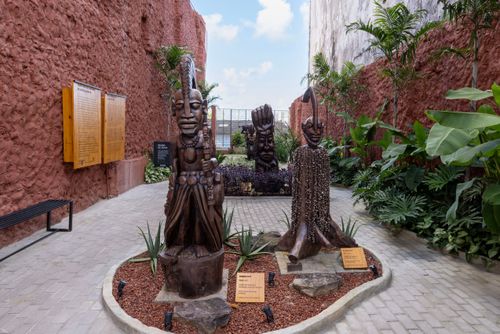 Exposição Padê Onã – Encontrar Caminhos - obras em madeira de demolição de Sandro Aiyê - Jardim das E