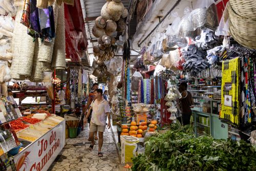 Vista interna da Feira de São Joaquim - comércio de alimentos , artesanato, produtos religiosos e produtos v