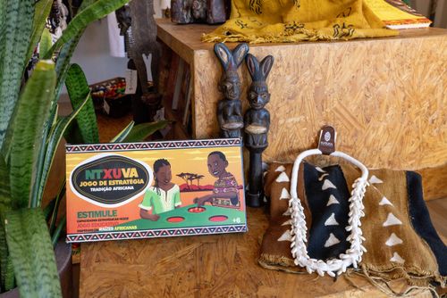 Vista interna de loja de produtos inspirados em referências e raízes africanas