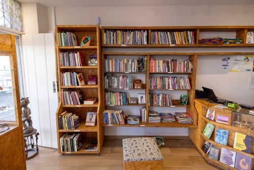Vista interna de loja especializada em livros sobre cultura africana e afro-brasileira