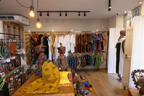 Vista interna de loja de produtos inspirados em referências e raízes africanas 