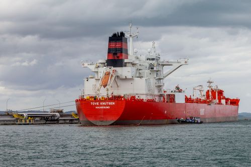 Navio-tanque atracado no TEMADRE Terminal Aquaviário de Madre de Deus complexo utilizado na movimentação de