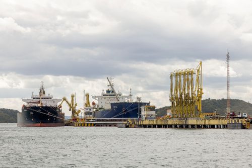 Navios-tanque atracados no TEMADRE Terminal Aquaviário de Madre de Deus complexo utilizado na movimentação 