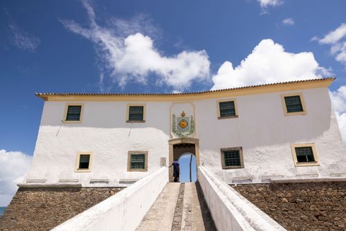 Forte de Santa Maria com brasão imperial na entrada - Espaço Pierre Verger da Fotografia Baiana - bairro Por