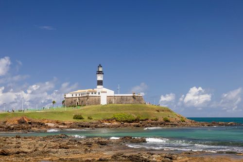 Farol da Barra no Forte de Santo Antônio da Barra sede do Museu Náutico da Bahia na entrada da Baía de Todo