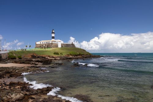 Farol da Barra no Forte de Santo Antônio da Barra sede do Museu Náutico da Bahia na entrada da Baía de Todo