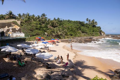 Vista de cima de banhistas em beach club - Praia do Buracão - bairro do Rio Vermelho