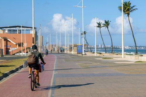 Ciclovia na Orla Pituaçu - área de lazer , atividade física , mobilidade urbana e serviços na beira-mar