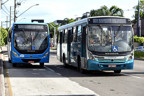 Transporte público trafegando na Avenida Fernando Ferrari - bairro Mata da Praia - 