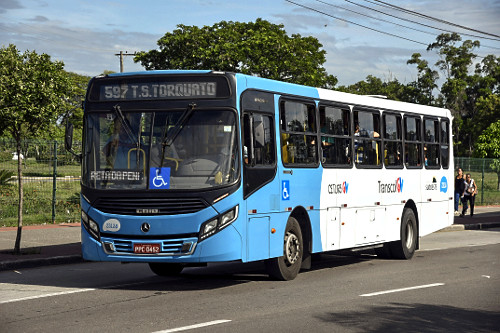 Transporte público trafegando na Avenida Fernando Ferrari - bairro Mata da Praia -