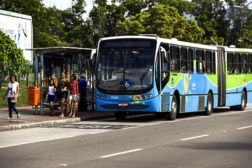 Desembarque de passageiros de transporte coletivo na Avenida Fernando Ferrari - ponto de ônibus em frente a U