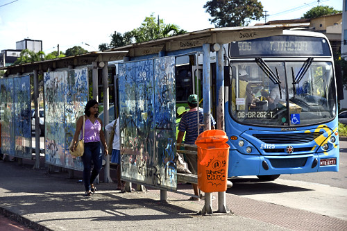 Passageiros em ponto de ônibus na Avenida Fernando Ferrari - em frente a UFES - Universidade Federal do Espir