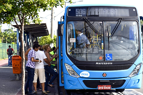 Passageiros embarcando em transporte coletivo na Avenida Fernando Ferrari - em frente a UFES - Universidade Fe
