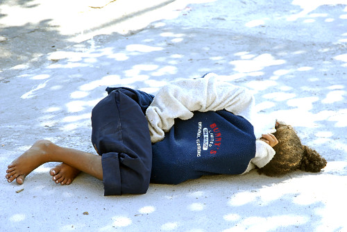 Menina drogada dormindo no chão da região da Estação da Luz - Cracolândia 