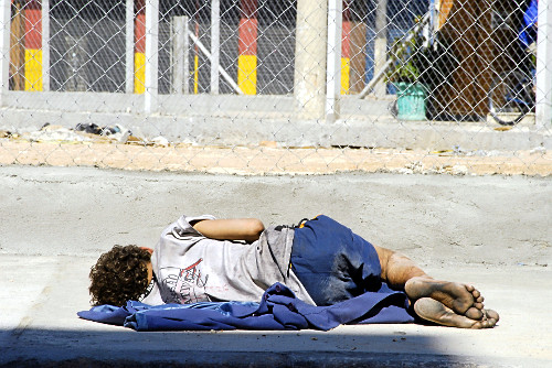 Menino drogado dormindo no chão da região da Estação da Luz - Cracolândia 