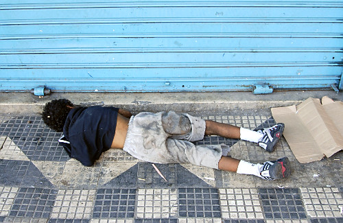 Menino drogado dormindo no chão da região da Estação da Luz - Cracolândia 