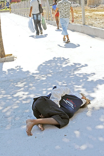Menina drogada dormindo no chão da região da Estação da Luz - Cracolândia 
