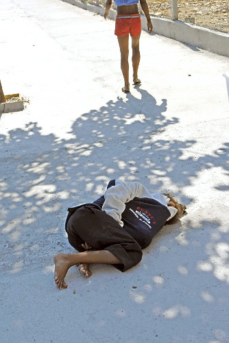 Menina drogada dormindo no chão da região da Estação da Luz - Cracolândia 