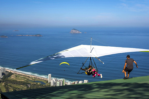 Decolagem de voo duplo de asa delta na rampa da Pedra Bonita